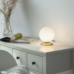 LED-Kugelleuchte, messing-matt, Touchdimmer, blendfrei, Opalglas