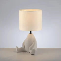 LED Tischleuchte beige Männchen sitzend Stoffschirm mit Schnurschalter