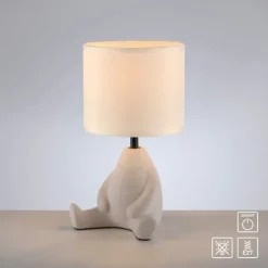 LED Tischleuchte beige Männchen sitzend Stoffschirm mit Schnurschalter