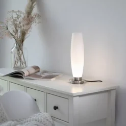 LED Tischleuchte, Opalglas, schlichtes Design, silberfarbener Fuß, dimmbar