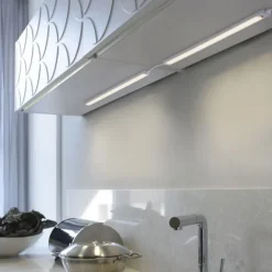 LED Unterbauleuchte, silber, flach, schlichtes Design, energiesparend