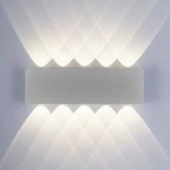 LED-Wandleuchte, silberfarben, ovale Form, warmweiße Lichtfarbe, modern
