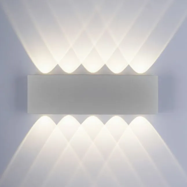 LED-Wandleuchte, silberfarben, ovale Form, warmweiße Lichtfarbe, modern