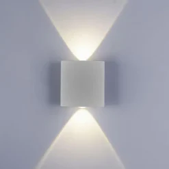 LED-Wandleuchte, silberfarben, halbrunder Form, Up+Down, Lichtkegel