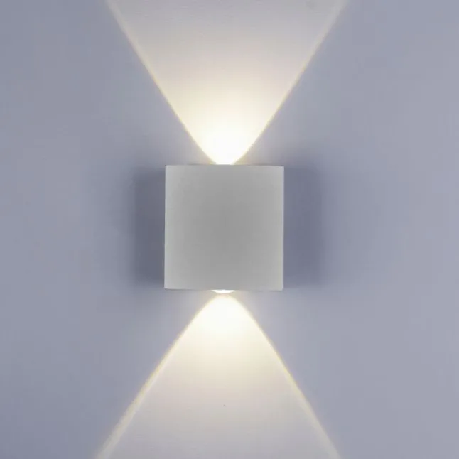 LED-Wandleuchte, silberfarben, halbrunder Form, Up+Down, Lichtkegel