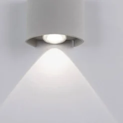 LED-Wandleuchte, silberfarben, halbrunder Form, Up+Down, Lichtkegel