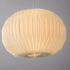 Pendelleuchte mit weißem Schirm zeitlos skandinavischer Stil