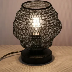 Tischlampe in angesagter schwarzer Netzoptik im Industrial Design